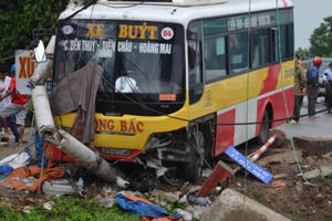 Bị xe buýt tông bay xuống sông, tài xế xe ôm tử vong