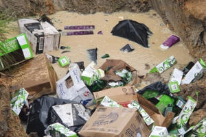 Đưa hàng ngàn chai rượu ngoại không nguồn gốc ra bãi rác tiêu hủy