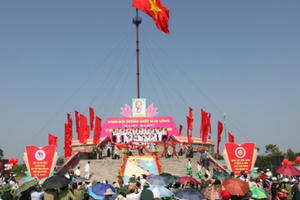 Lá cờ còn, Tổ quốc còn