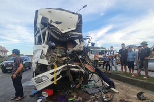 Đầu xe tải bẹp rúm sau cú va chạm kinh hoàng trên quốc lộ 1A