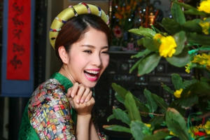 Hoa khôi Nam Em lấn sân ca hát với MV Tết sang