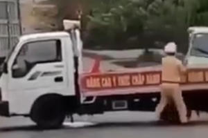 Clip: Bị chốt chặn ô tô tông thẳng vào xe CSGT, hất văng một chiến sỹ vào vệ đường