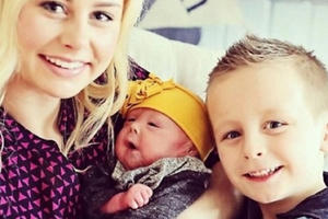 Bé gái Mỹ mắc bệnh lạ khi thay da 4 giờ một lần