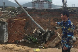 TT Huế: Cột điện đổ sập, một công nhân tử nạn