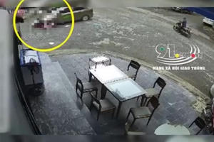 [Clip]: Người dân hợp sức nâng xe taxi giải cứu 2 nữ sinh