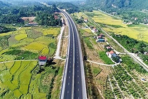 Ký hợp đồng BOT gần 9.000 tỷ xây dựng cao tốc Cam Lâm - Vĩnh Hảo