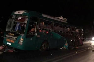 Clip: Hiện trường vụ nổ xe khách ở Bắc Ninh làm 14 người thương vong