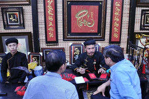 Năm Đinh Dậu xin chữ gì để gặp may mắn?