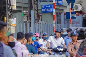 Dân Thủ đô 'kêu trời' vì loạt cao ốc đu bám hai bên tuyến phố chỉ rộng gần 10m