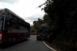 Clip: Xe khách Thành Bưởi vượt ẩu khiến xe tải lao xuống rãnh trên đèo Bảo Lộc