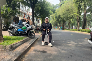 Bị phạt tiền vì 'cưỡi' vali điện băng băng trên đường