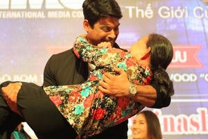 Ngỡ ngàng thanh tra Shiv "Cô dâu 8 tuổi" nhận nụ hôn từ khán giả lớn tuổi