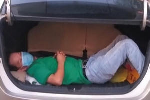 Phát hiện nam thanh niên trốn trong cốp xe để thông chốt kiểm dịch