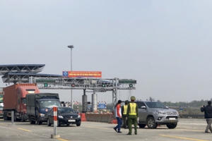 Hải Phòng dán logo kiểm soát phương tiện vận tải hàng hóa ra vào thành phố