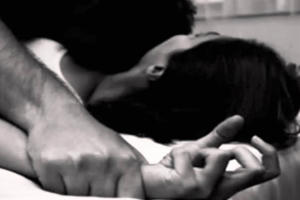 Bạn gái bị đứt dây chằng nhập viện, vẫn ép vào nhà nghỉ để "yêu"