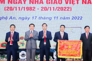 Sở GD&ĐT Nghệ An đón nhận Cờ đơn vị dẫn đầu các phong trào thi đua