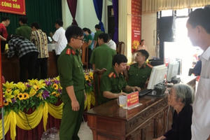 Hà Tĩnh: Làm thẻ Căn cước công dân gắp chíp điện tử xuyên ngày đêm, 3 tại chỗ