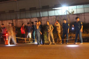 Người phụ nữ bán vé số chạy thục mạng khi thấy xác chết dưới mương nước