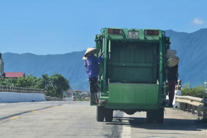 Phát hoảng cảnh 4 nữ công nhân môi trường đu bám sau xe thu gom rác