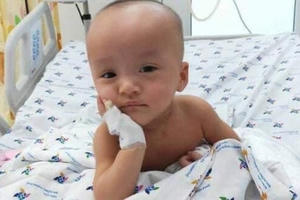 Siêu đáng yêu với hình ảnh hai bé Trúc Nhi và Diệu Nhi chống cằm cười tít mắt