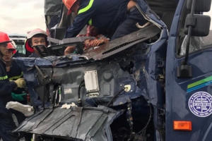 Tai nạn kinh hoàng tuyến đường tránh TP Vinh nạn nhân kẹt cứng trong cabin xe biến dạng