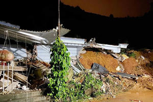 Sạt lở nghiêm trọng ở giữa thành phố Yên Bái, 1 nam sinh tử vong