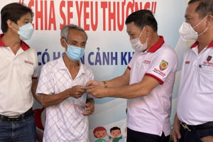 Báo Pháp luật Việt Nam trao quà hỗ trợ nam sinh 15 tuổi bị viêm xương tủy ở Đồng Nai