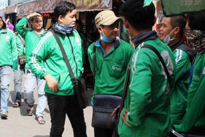 Hàng loạt tài xế "đình công", phản đối chính sách mới của hãng Grab