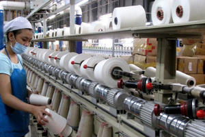 Tin kinh tế 6AM: Doanh nghiệp kiệt sức, mong chờ gói giải cứu mới; Đề xuất sửa khung giá nước sạch Tin kinh tế 6AM: Doanh nghiệp kiệt sức, mong chờ gói giải cứu mới; Đề xuất sửa khung giá nước sạch