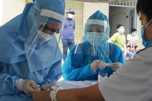 Bộ trưởng Y tế: "Nhiều y, bác sĩ đang lặng lẽ, âm thầm không ngại gian khổ" Bộ trưởng Y tế: "Nhiều y, bác sĩ đang lặng lẽ, âm thầm không ngại gian khổ"