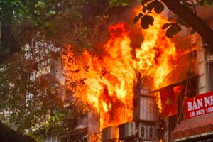 Video: Cháy nhà trên phố Hàng Mã, khiến nhiều người phát hoảng