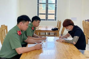 Xử phạt chủ quán cắt tóc sử dụng trang phục công an để câu like