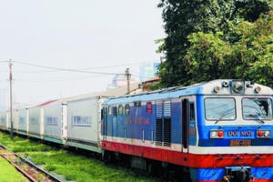 Đoàn tàu chở container lạnh từ ga Sóng Thần đi Trung Quốc mất 72 giờ