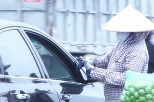 Nhức mắt với "chợ nổi" tại lối vào cao tốc Hà Nội - Hải Phòng