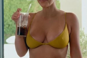 Kim Kardashian quá đỗi gợi cảm với bikini bé xíu