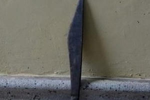 Nghệ An: Vừa ra tù, thanh niên rủ bạn vác dao chém người