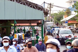 Chen chân qua phà Cát Lái trong ngày 'cách ly toàn xã hội'