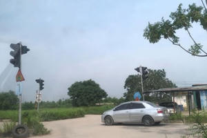 Hà Nội: Cận cảnh sân dạy lái xe 'chui' tại ngõ 464 Âu Cơ Hà Nội: Cận cảnh sân dạy lái xe 'chui' tại ngõ 464 Âu Cơ