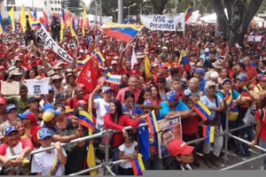 Hình ảnh quốc tế ấn tượng: Biểu tình phản đối Mỹ phong tỏa tài sản dữ dội ở Venezuela