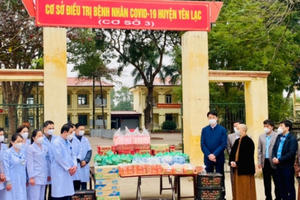 Vĩnh Phúc: Tặng quà Tết tuyến đầu chống dịch trên quê hương Trung Nguyên Vĩnh Phúc: Tặng quà Tết tuyến đầu chống dịch trên quê hương Trung Nguyên