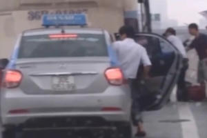 Tin nóng 247: Ngày đầu nghỉ lễ, nhiều nhà xe vô tư dừng đỗ, bắt khách trên đường Vành đai 3