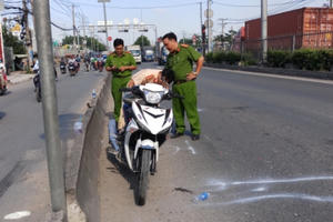 Chạy vào làn ô tô, hai anh em người dân tộc thiểu số bị xe đầu kéo cán nguy kịch