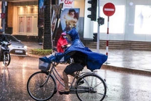 Bắc Bộ và Trung Bộ có mưa dông diện rộng kèm thời tiết nguy hiểm