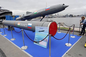 Ấn Độ điều 100 tên lửa BrahMos áp sát biên giới Trung Quốc