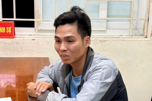 Hà Nội: Tạm giữ hình sự tài xế bỏ chạy, lao xe vào Cảnh sát giao thông khi bị kiểm tra