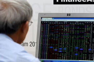 Chứng khoán chênh vênh trên đỉnh lịch sử