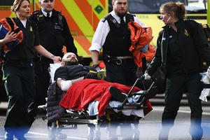 Cảnh sát Anh bị đâm thiệt mạng do không được trang bị súng