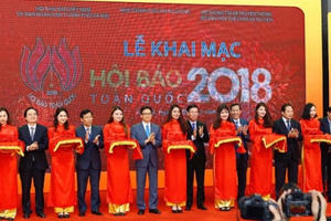 Hà Nội: 55 đơn vị tưng bừng khai mạc Hội báo toàn quốc 2018 Hà Nội: 55 đơn vị tưng bừng khai mạc Hội báo toàn quốc 2018