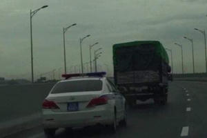 Quảng Ninh: Xe ưu tiên liên tục hú còi, tài xế quyết không nhường đường