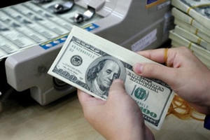 Tỷ giá trung tâm giảm mạnh, giá USD ngân hàng vẫn “án binh bất động”